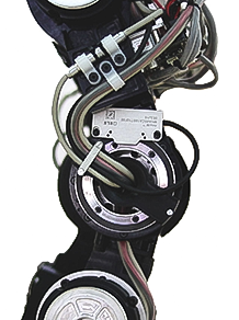 Kolenní kloub robota REEM-C s absolutním systémem rotačního enkodéru AksIM™