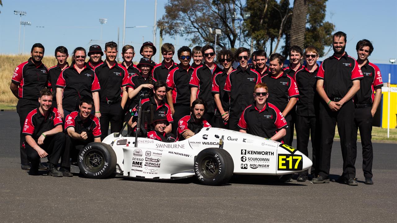 斯威本理工大学赛车团队与2016年度参赛赛车合影