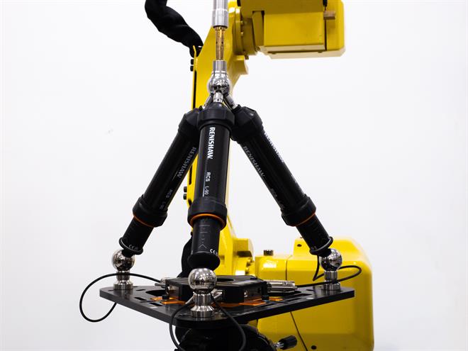 Diagnostický systém robotu pro průmyslovou automatizaci RCS T-90 společnosti Renishaw, umístěný uvnitř pracující robotické buňky.