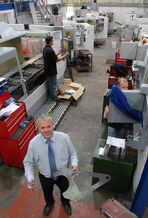 Jerry Elsy, vedoucí výroby společnosti Sewtec, ukazuje součásti vyrobené na svislých obráběcích centrech HAAS