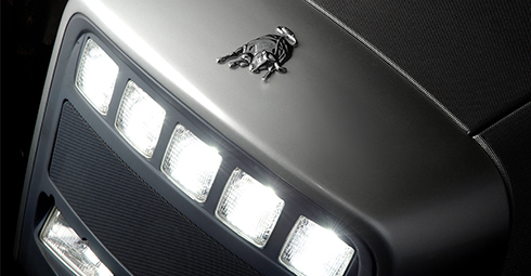Znak Lamborghini na kapotě traktoru z produkce koncernu SAME DEUTZ-FAHR