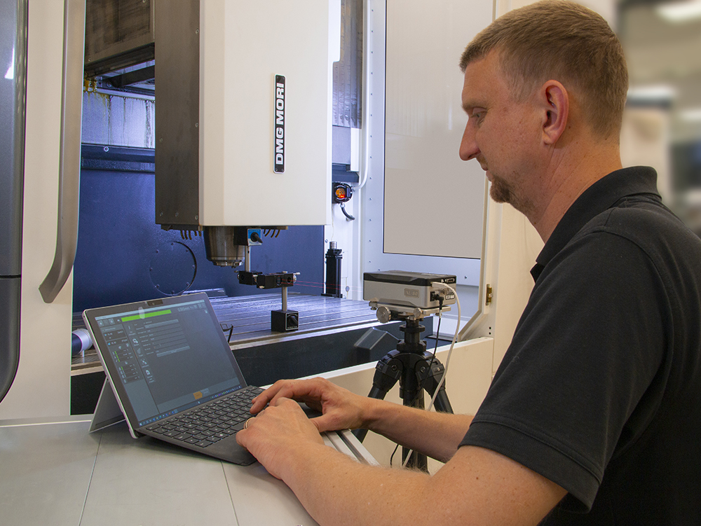 Aplikační technik provádí laserový test XM-80