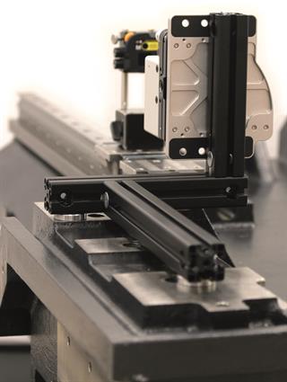 XK10 Vyrovnávací laserový systém na loži stroje