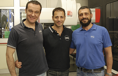 Vittorio Caggiano, Marco Iannuzzi a Maurizio Rullo v metrologické laboratoři společnosti EMA