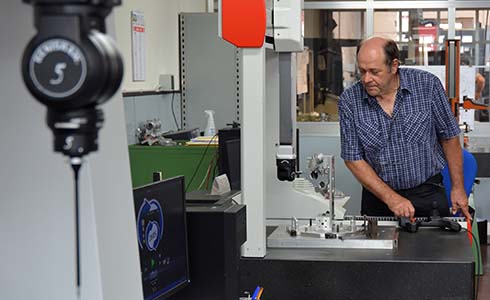 Paolo Orlandi, Head of Quality at R. Busi, measuring a part with 5-axis technology
